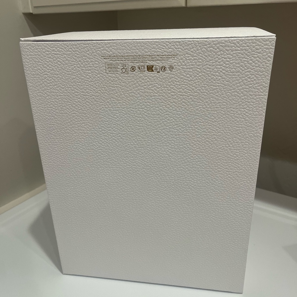 Dior White Box with Gold Logo - Picture 2 of 6